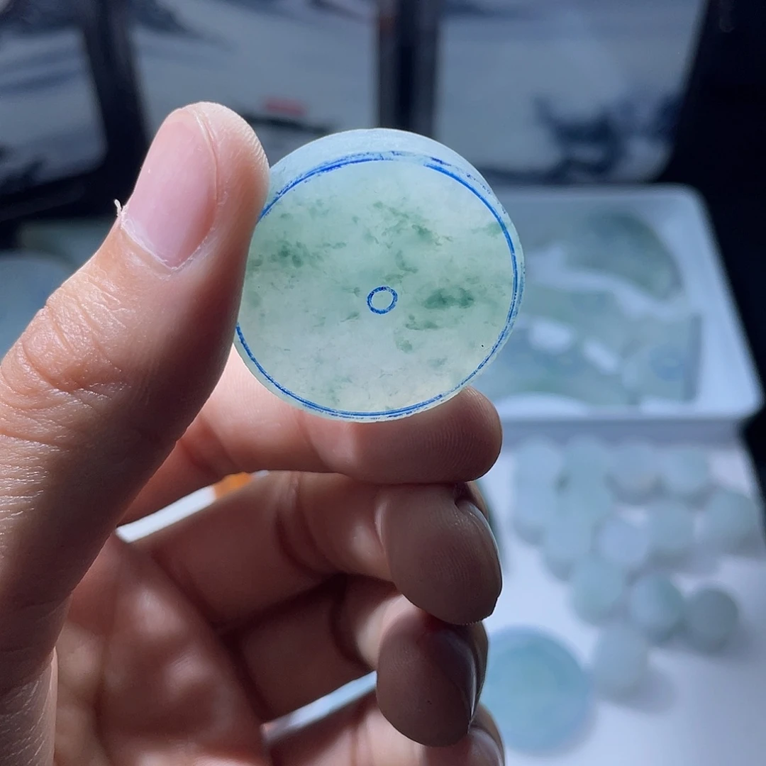 光***在定制翡翠未镶嵌翡翠