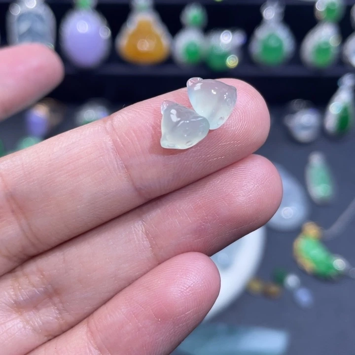 翡翠未镶嵌颈饰莲蓬