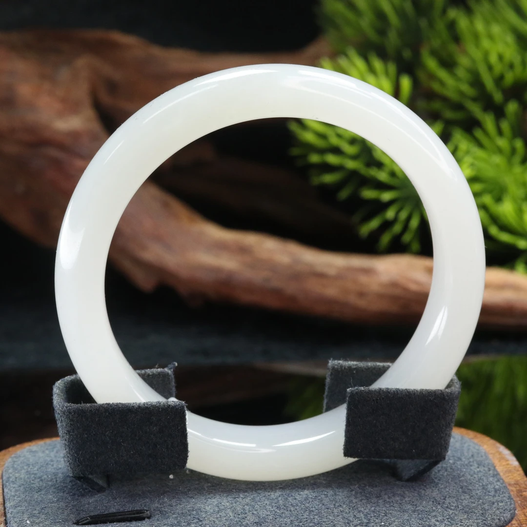 14和田玉羊脂白手镯56/500570北京中保拍卖