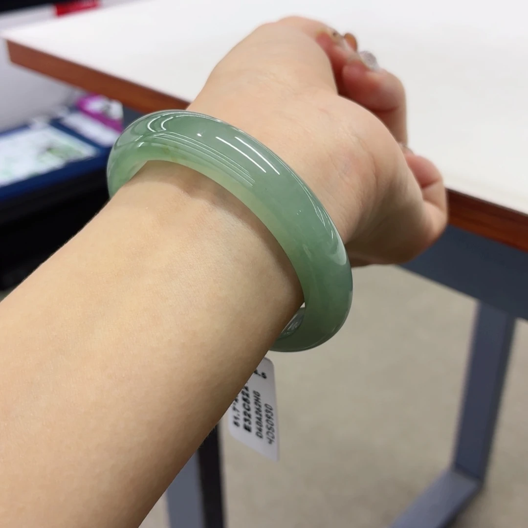 翡翠未镶嵌手镯51.7贵妃，49、50圈口佩戴