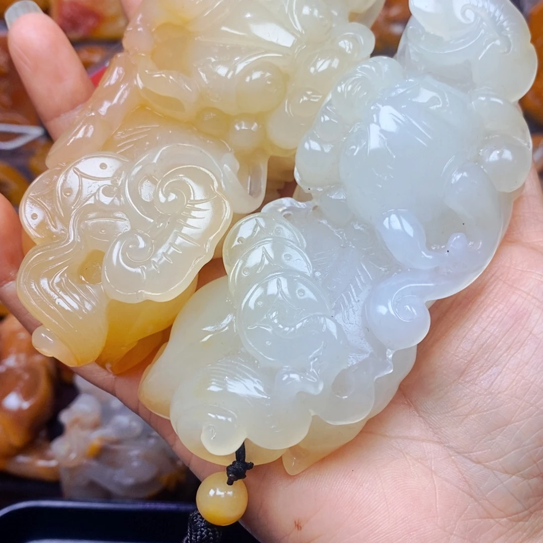 未镶嵌石英质玉（黄龙玉）颈饰