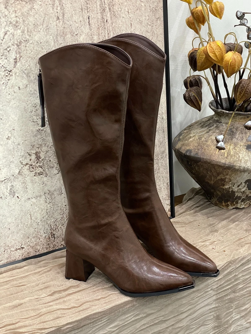 〖实穿派〗2025年秋冬新款棕色高跟V口长筒靴不过膝显瘦尖头粗跟