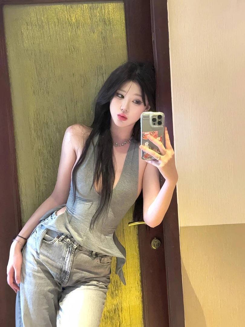 设计感小心机辣妹系带露背挂脖无袖背心上衣女夏季新款显瘦牛仔裤