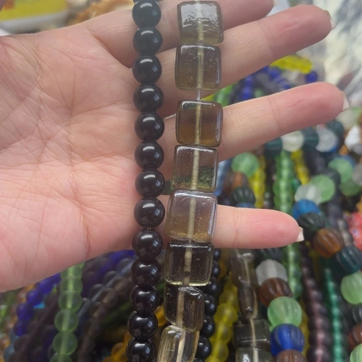 颈饰玻璃一条，喊我选