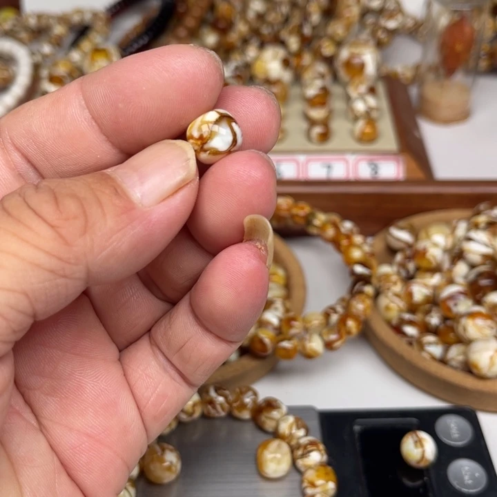 鋒***少未镶嵌琥珀裸石67号