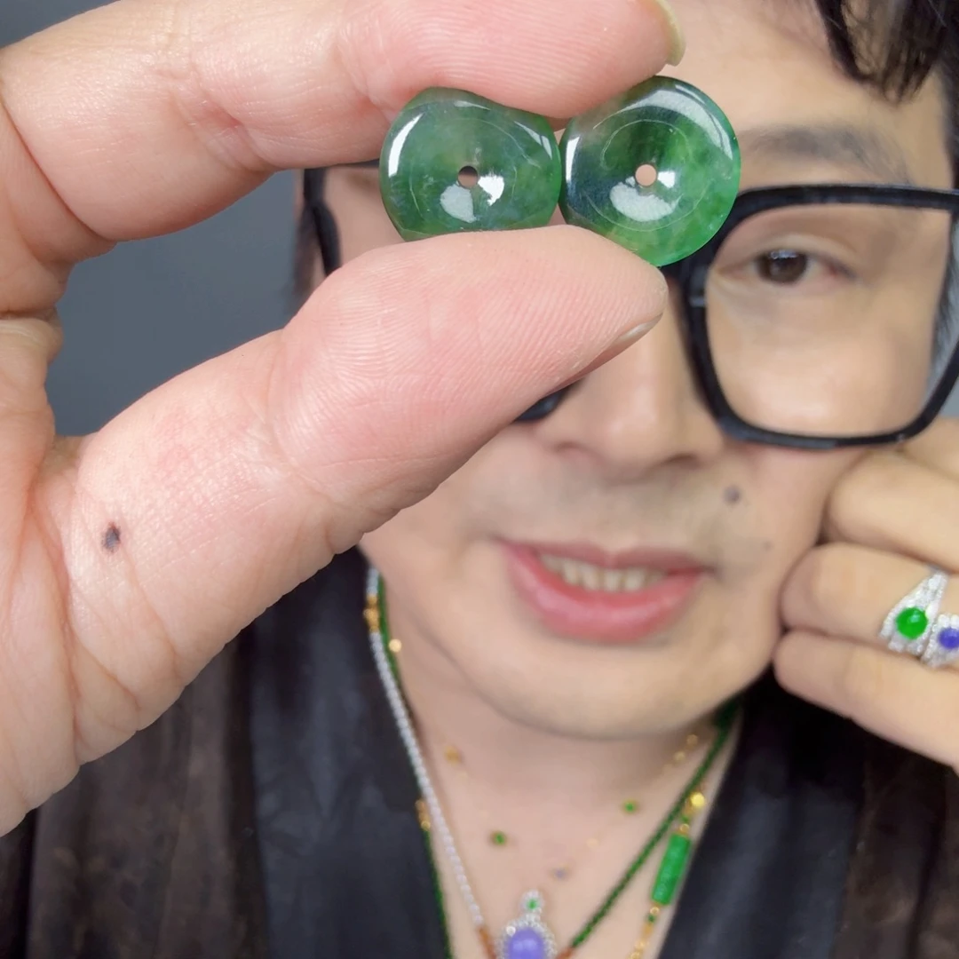 翡翠未镶嵌颈饰一件