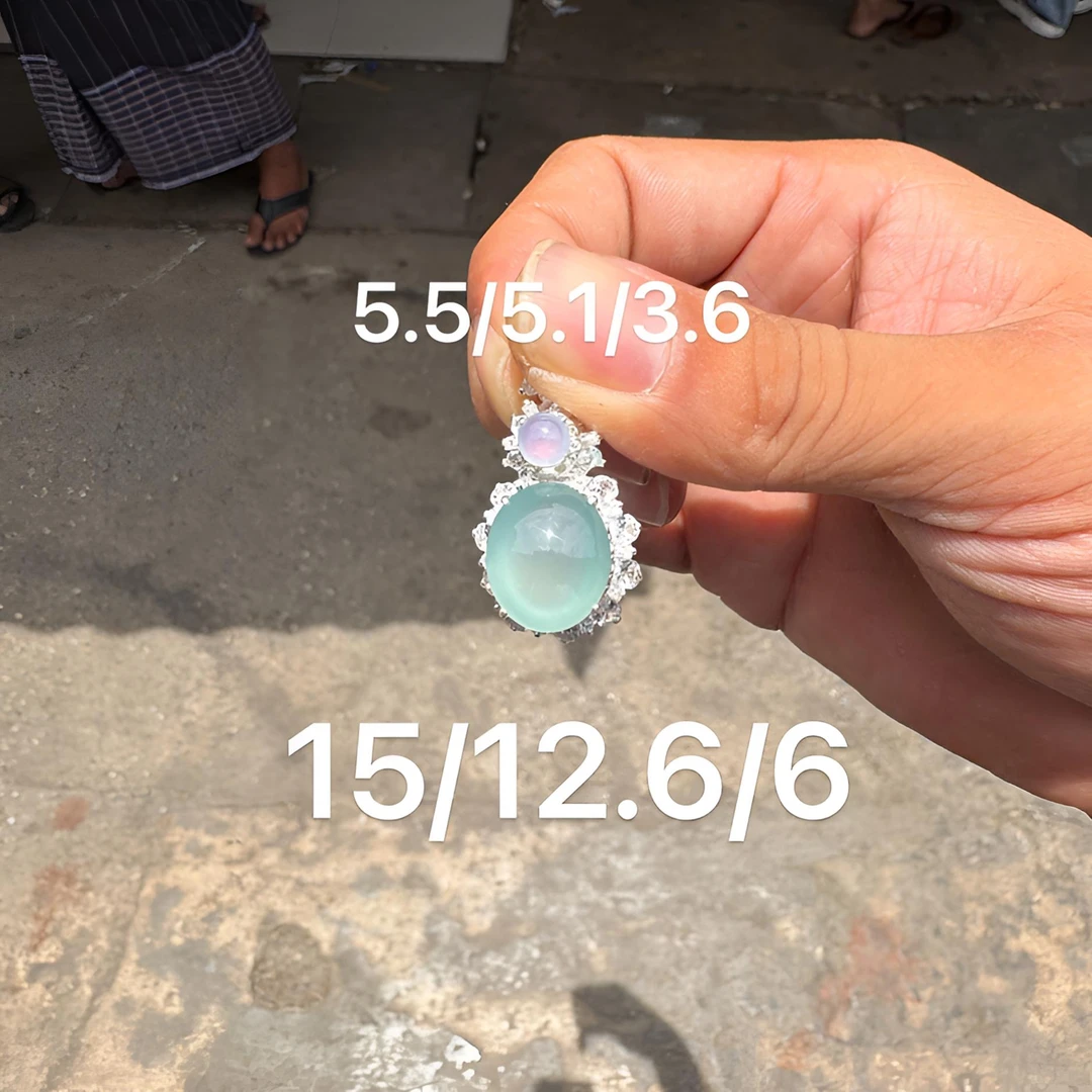 0622(小哪吒在源头)冰种翡翠天空蓝吊坠干净饱满肉细荧光足M180