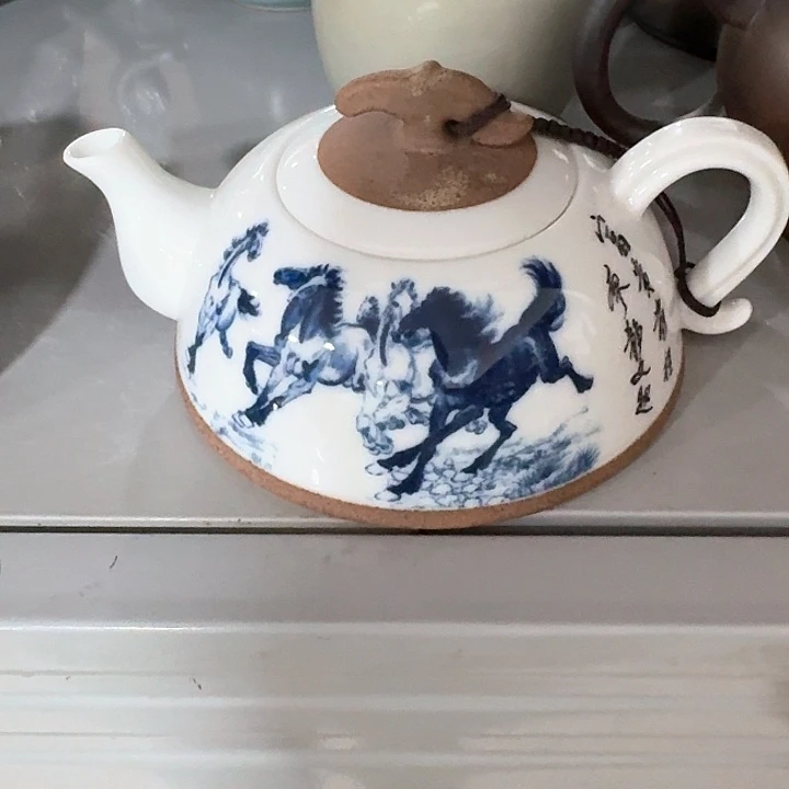 主人杯一个，瓷。。品茗