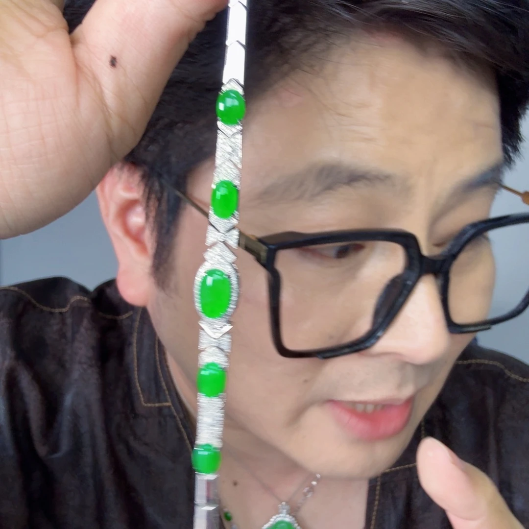 f***n翡翠18K金镶嵌颈饰一件