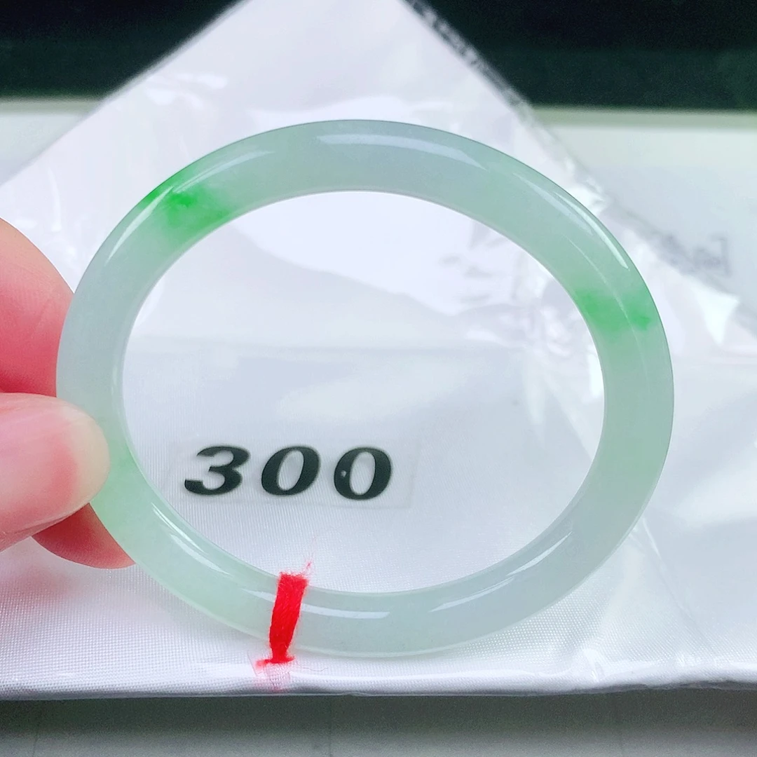未镶嵌手镯（贵妃镯）翡翠300