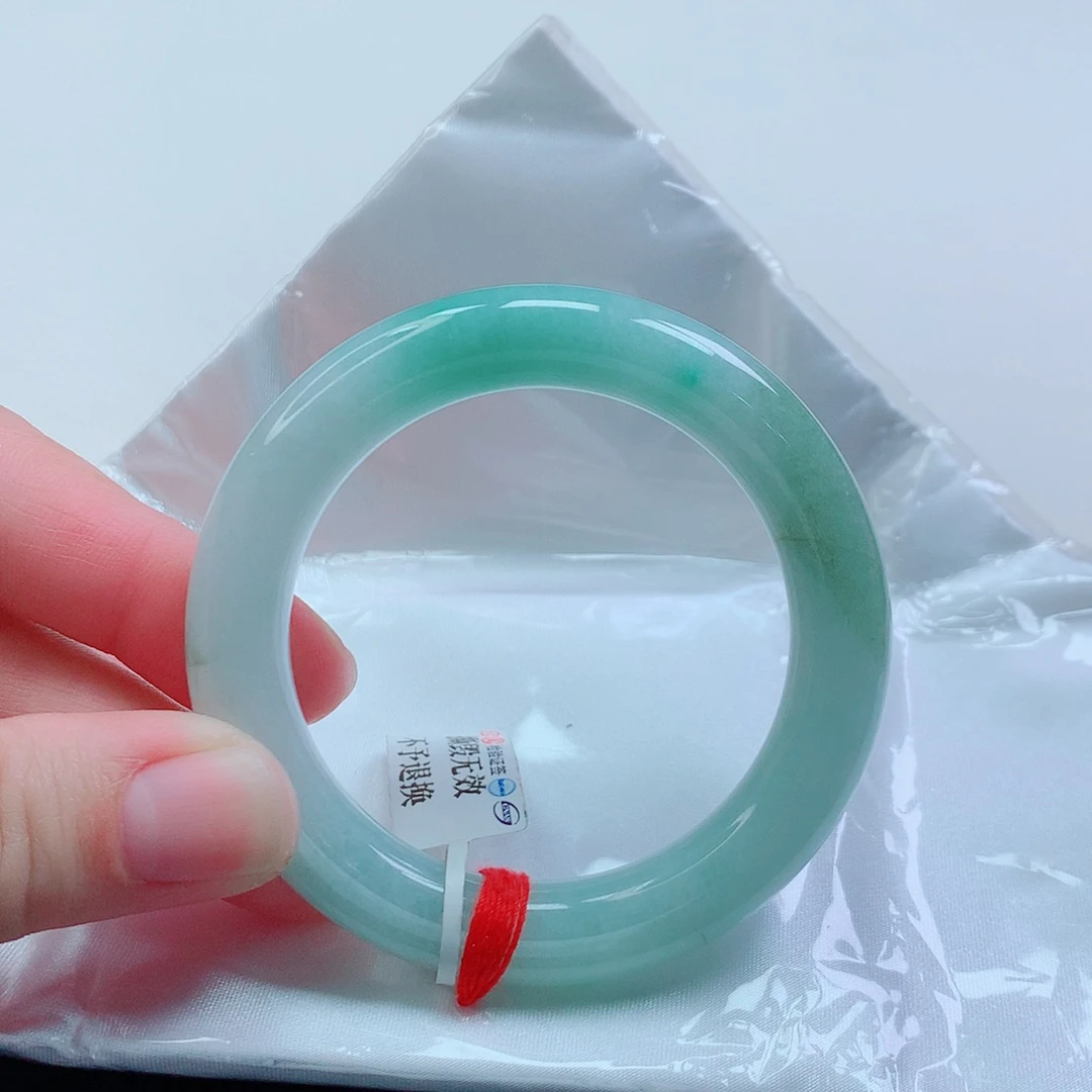 翡翠手镯未镶嵌53.5圈口飘绿手镯