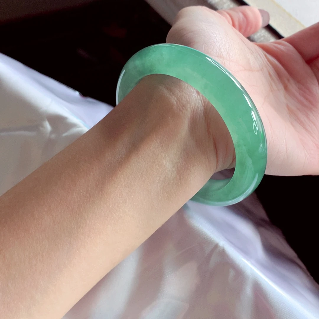 翡翠未镶嵌手镯55.5 宝石绿种水嘎嘎好 灵