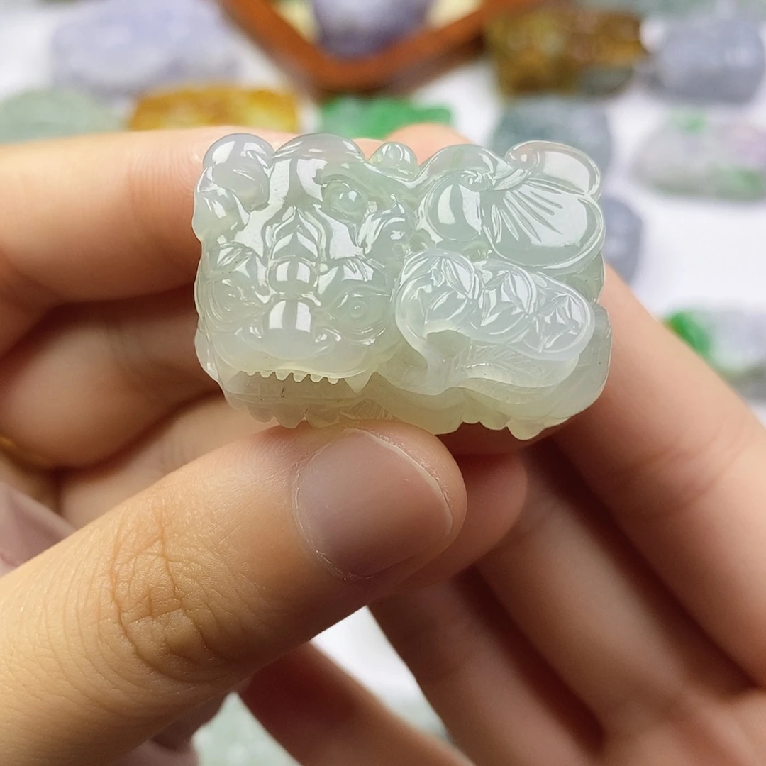 翡翠未镶嵌颈饰貔貅