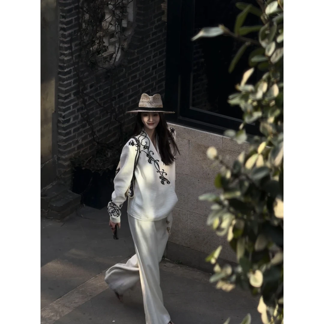 Ah·Jing 梓静 【】法式气质小众v领长袖设计感印花衬衫0116