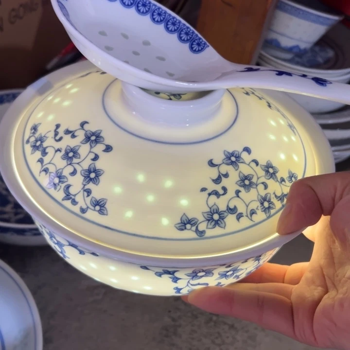 陶瓷青花玲珑8寸带盖汤碗一个汤勺