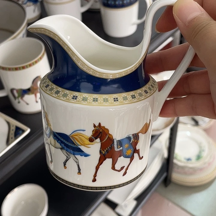 新骨瓷两个马牌奶壶微瑕完美主义者慎拍