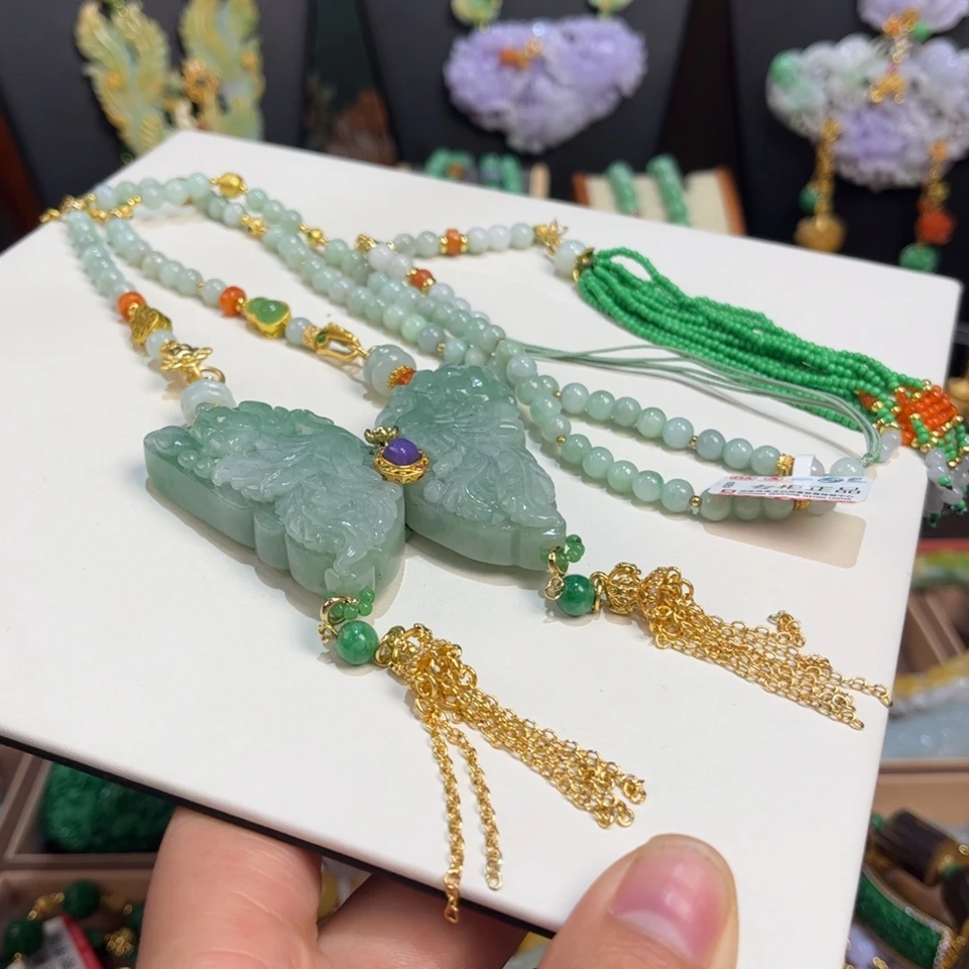 翡翠未镶嵌颈饰蝴蝶