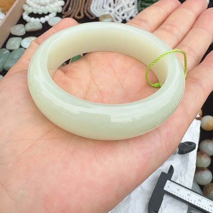 为***属未镶嵌手镯和田玉