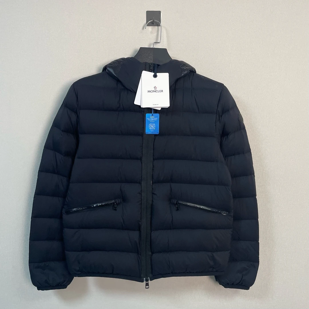 未使用 MONCLER 盟可睐黑色徽标羽绒服/2码/带吊/价15000