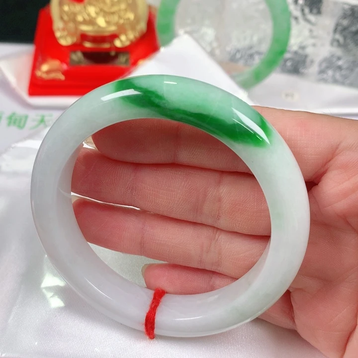 翡翠手镯未镶嵌    编号0212 正圈56