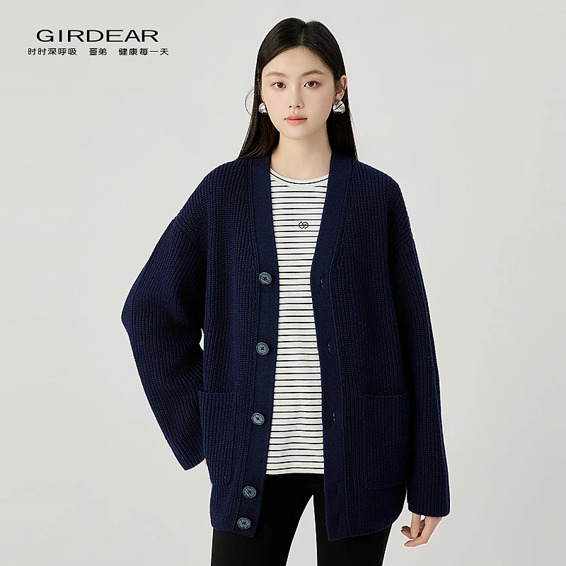 哥弟 秋冬新款简约宽松慵懒风V领单排扣棒针针织开衫外套女148057