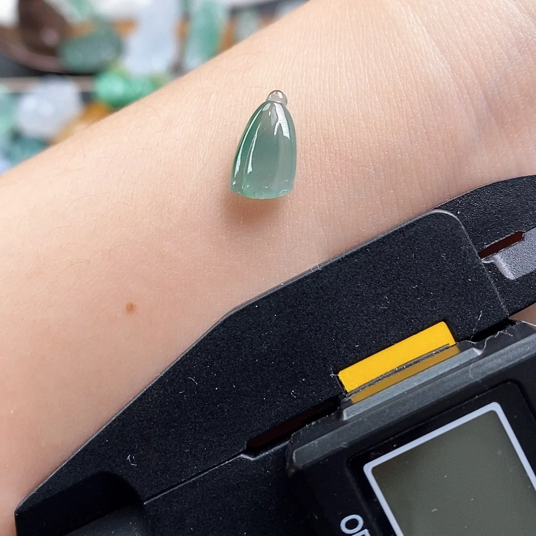 翡翠未镶嵌颈饰莲蓬