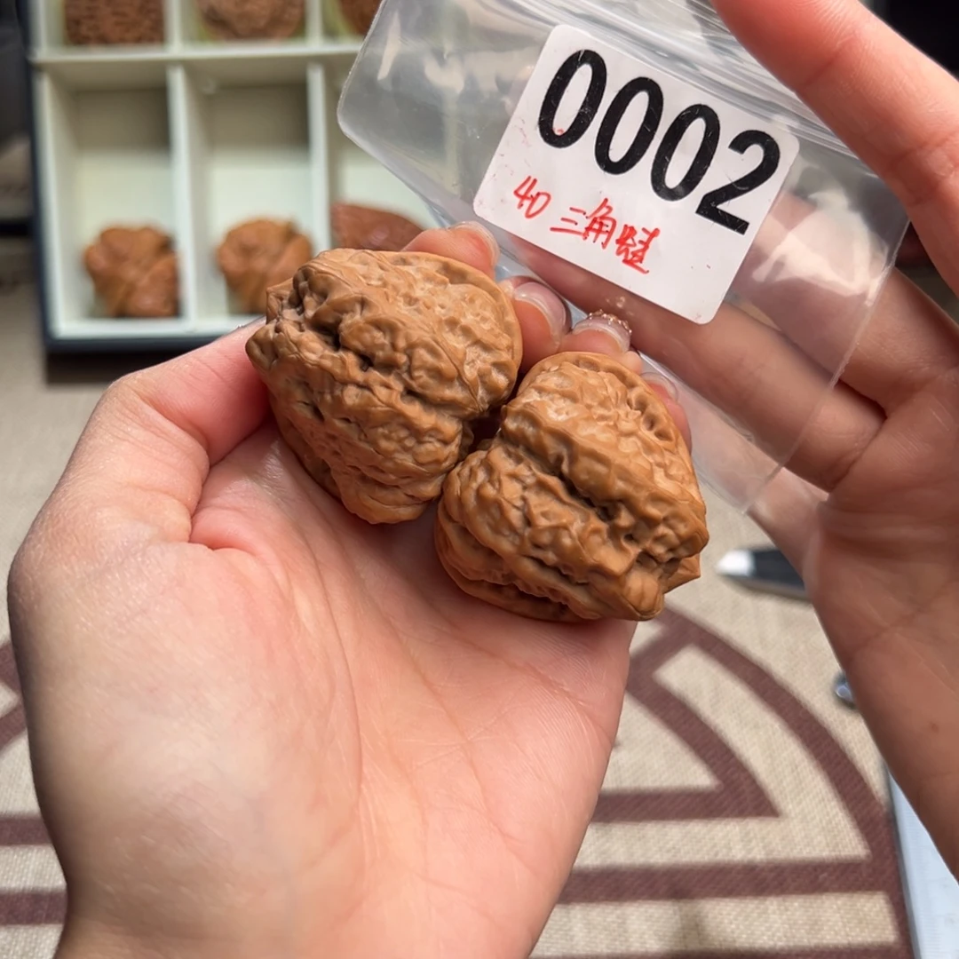 40四开背三角蛙文玩核桃