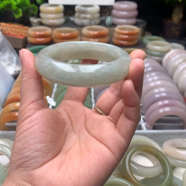 石英质玉（佘太翠）未镶嵌手镯58