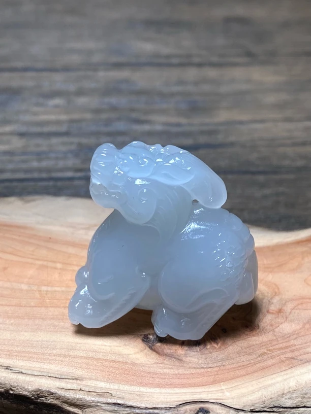 和田白玉《貔貅》吊坠 尺寸:34/32.3/18.5mm 重量:28.4g