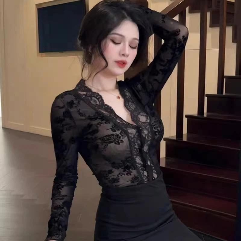 冬季新品辣妹性感v领蕾丝打底衫女内搭洋气秋冬法式掐腰纯欲低领