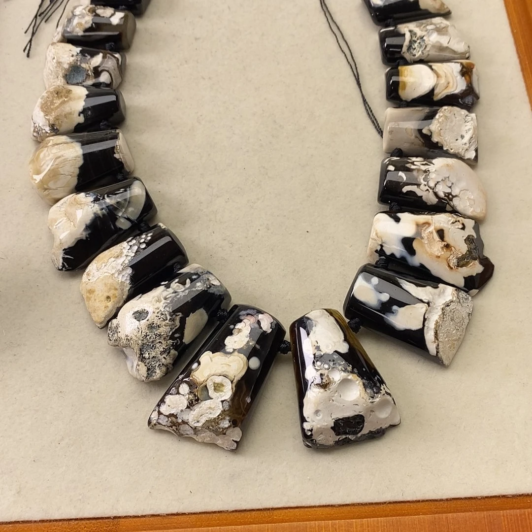 天***宝玛瑙/玉髓未镶嵌珠宝半成品玛瑙一条