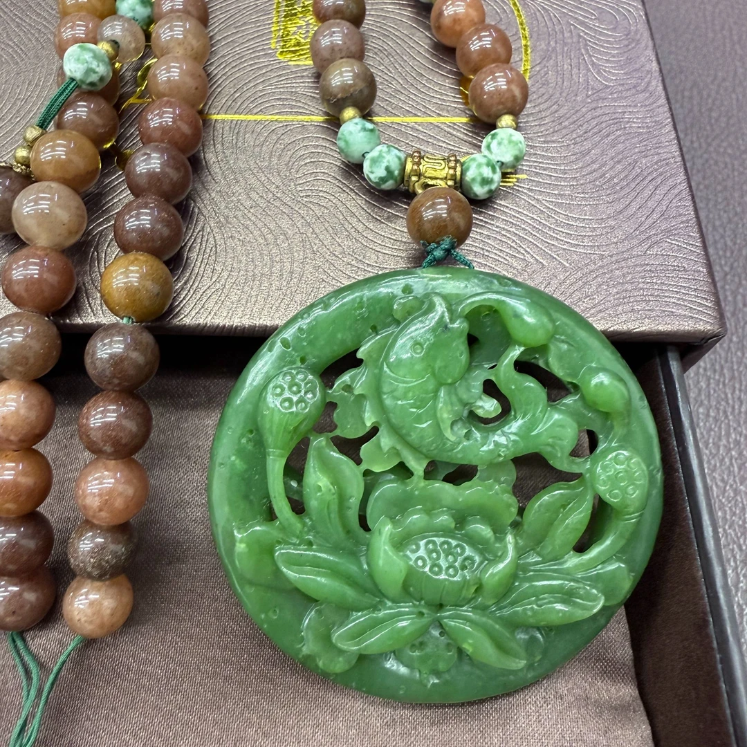 和田玉 连年有余 荷花鱼颈饰58*58（配饰芝麻红石珠子）