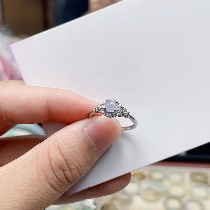 翡翠手镯未镶嵌翡翠