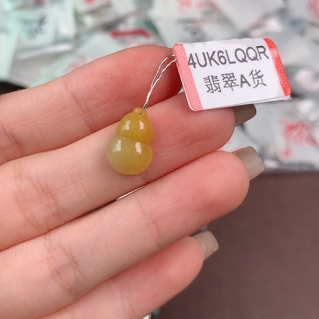 翡翠挂件未镶嵌….