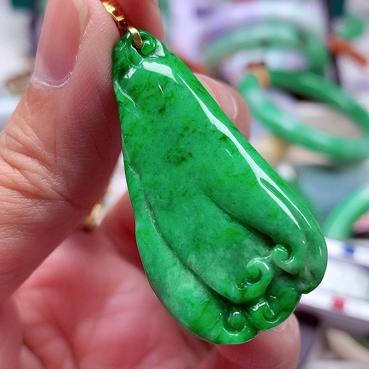 翡翠18K金镶嵌颈饰翡翠