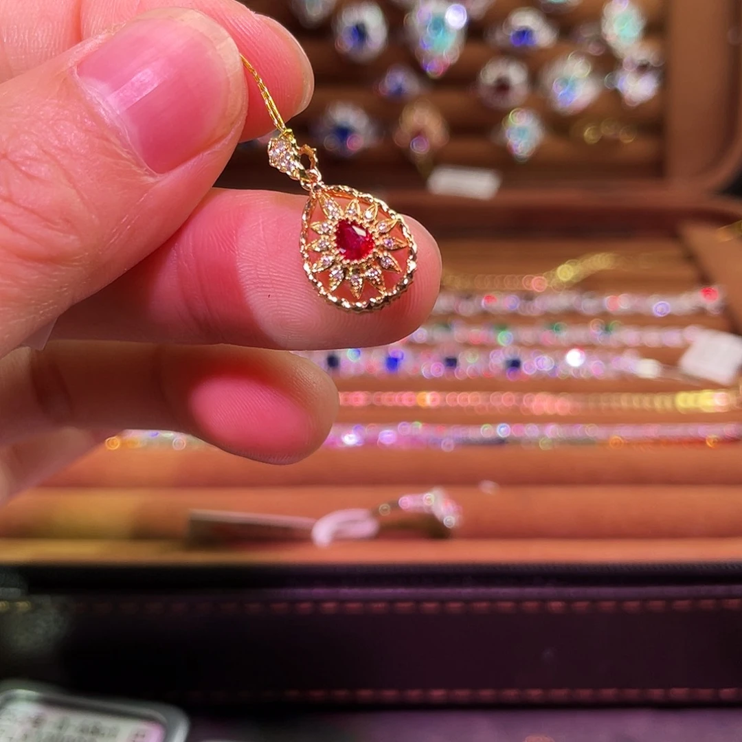 18K金镶嵌颈饰红宝石