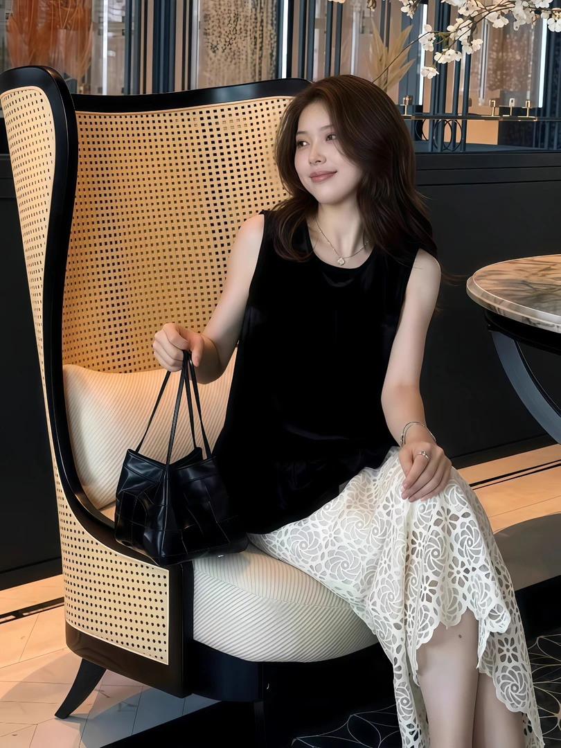 法式高级感黑色金丝绒无袖上衣女独特别致荷叶边背心上衣2025新款