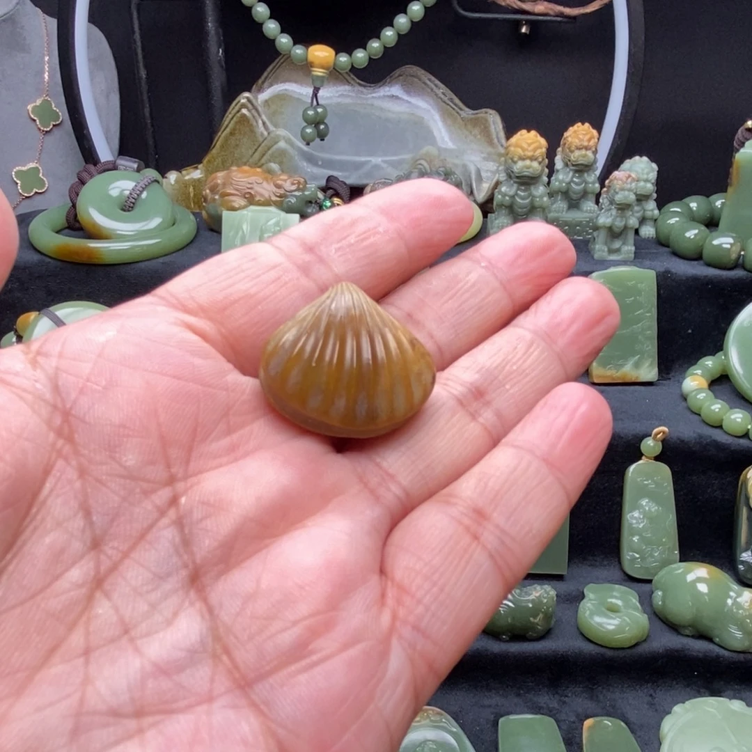 未镶嵌岫岩河磨玉（透闪石质玉）挂件