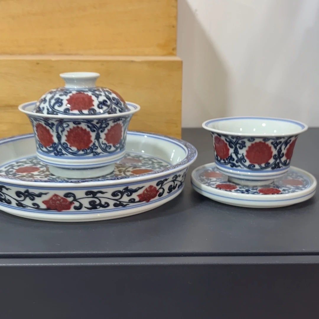 双钩线青花釉里红缠枝莲