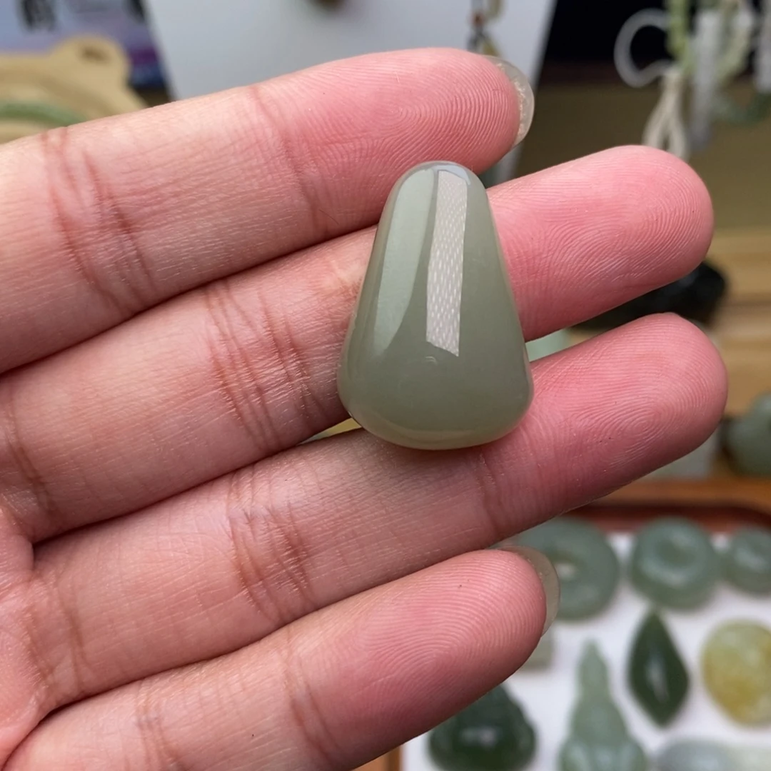 和田玉未镶嵌颈饰包容底部有裂介意慎拍