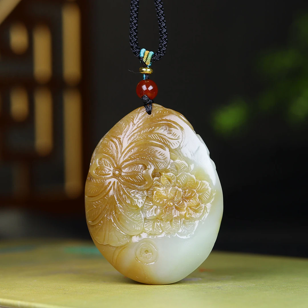 1125116和田玉糖白玉鱼戏莲间挂件