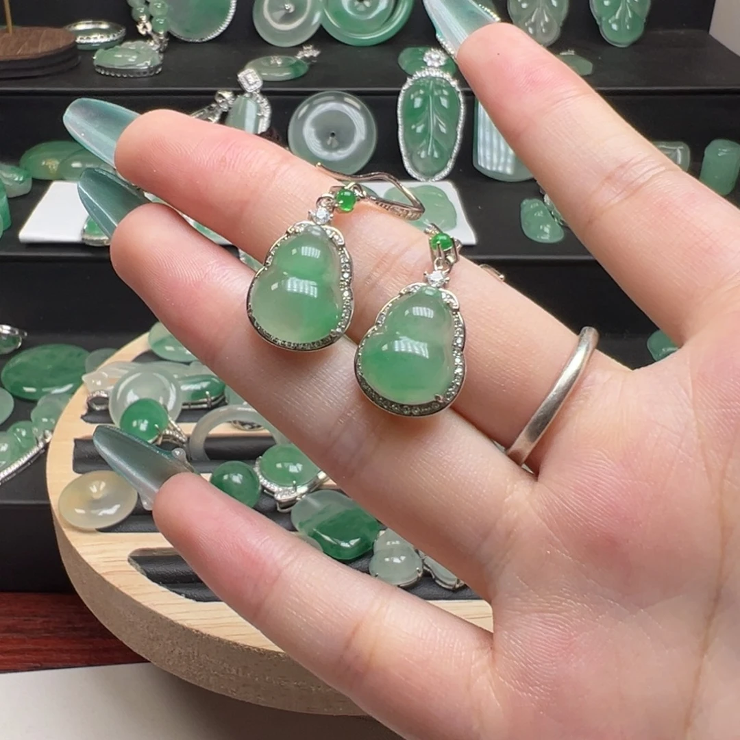 用***5石英质玉（非洲翠）未镶嵌颈饰