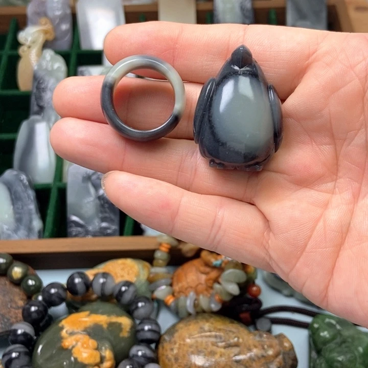 斯***鎶和田玉未镶嵌包链