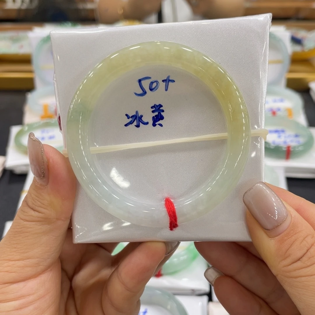 翡翠手镯未镶嵌翡翠