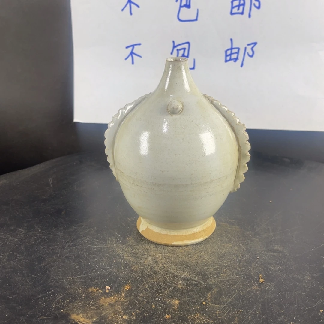 罐漂亮的小瓷器和