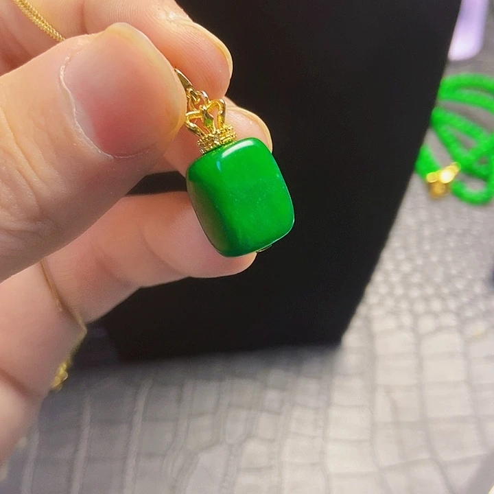 颈饰18K金镶嵌翡翠