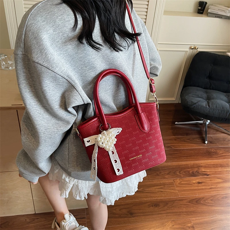 女包红色新娘包婚包2025新款小众流行百搭斜挎包水桶包时尚手提包