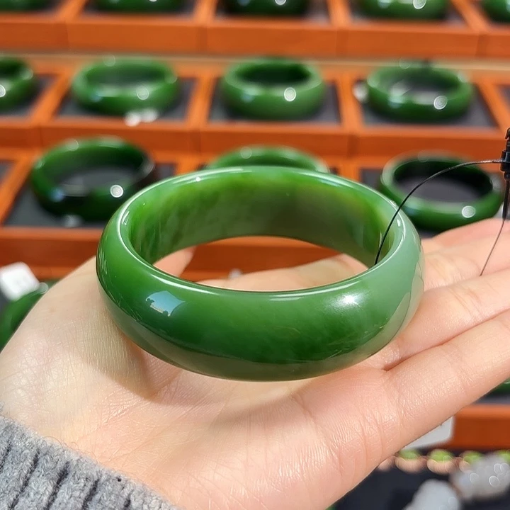 用***8和田玉（碧玉）未镶嵌手镯