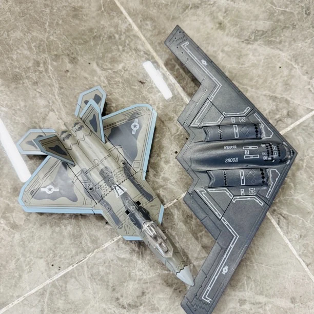 【F22猛禽1：100比例➕B2幽灵轰炸机1：200比例】拼装模型。ABS塑料材质