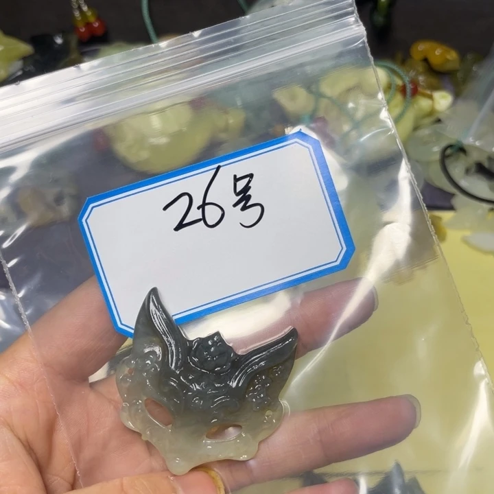 蛇纹石玉颈饰合金张**?